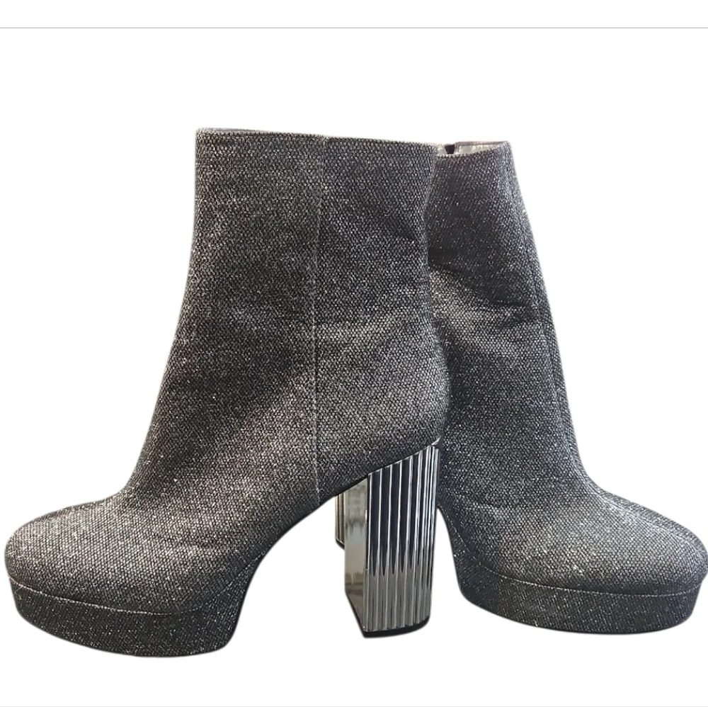 New MICHAEL Michael Kors Silver Platform Boots Sz 8.5